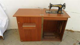 Mueble con maquina de coser singer