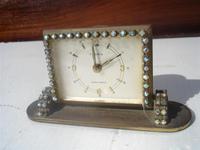 Reloj de metal con imitacion a diamantes por los bordes