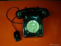 Telefono antiguo negro.