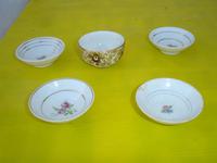5 pequeños platitos de porcelanas diferentes