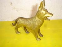 Figura de perro de bronce
