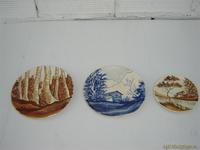 3 pequeños platos de ceramica