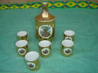 Botella de porcelana dorada y 6 vasos
