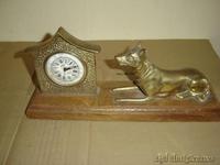 Reloj de metal,y figura de un perro
