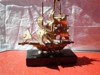 Escultura de barco carabela de bronce