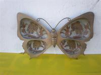 Mariposa grande de metal y dibujos tallados
